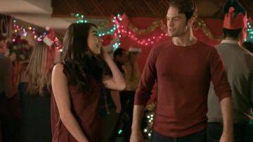 Suéter ajustado marrón de Frank (William McNamara) en Let's Marry Us at Christmas