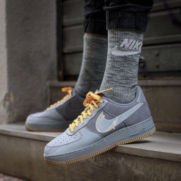 Sneakers Nike Air Force 1 Premium account on the Instagram of @caminotv