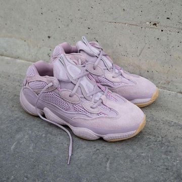 La adidas Yeezy rosa en la cuenta de Instagram de @yeezymafia