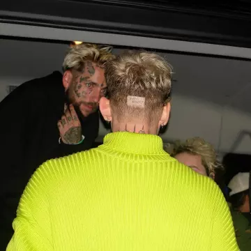 Le pull jaune fluo de Machine Gun Kelly sur son compte Instagram @machinegunkelly