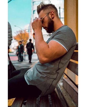 Camiseta PRIMAL Grey de Efkan Kurnaz en la cuenta de Instagram de @fromhumantogod