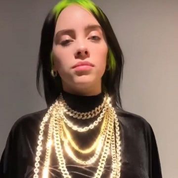 The short-chain worn by Billie Eilish on his account Instagram @billieeilish 