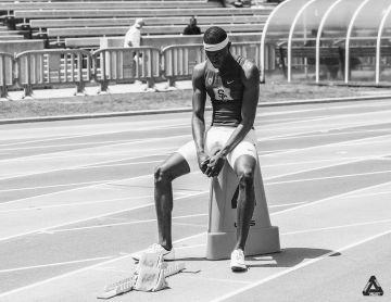 El par de tachuelas blancas de Nike de Rai Benjamin en la cuenta de Instagram de @_kingben_