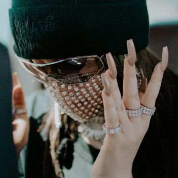 The gold ring 375 and white diamonds worn by Billie Eilish on his account Instagram @billieeilish 