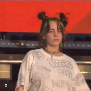 The collar flush with neck chain mesh silver worn by Billie Eilish on his account Instagram @billieeilish 