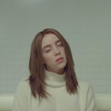 The sweater white turtleneck worn by Billie Eilish on his account Instagram @billieeilish 