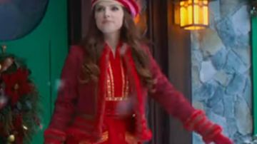 Veste rouge porté par Noelle Kringle (Anna Kendrick) comme on le voit dans Noelle