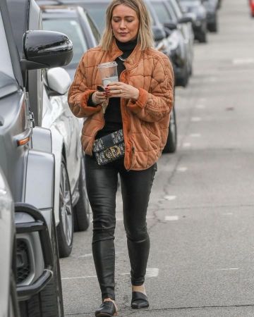 Free People Dolman Sleeve Chaqueta acolchada usada por Hilary Duff Studio City 10 de diciembre de 2019
