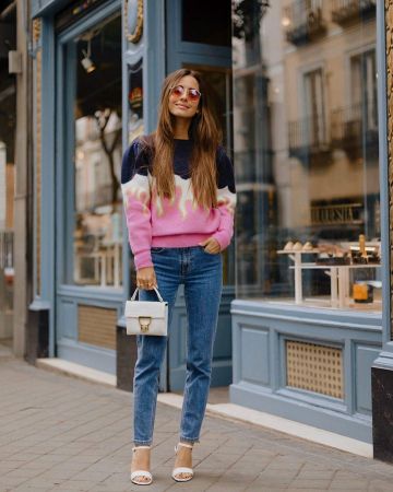 Boohoo Blue High Rise Mid Wash de María Fernández-Rubíes en la cuenta de Instagram @mariafrubies