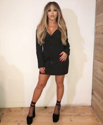 Asos diseña Black Velvet Heels Shoes de Jesy Nelson en la cuenta de Instagram @jesynelson 11 de diciembre de 2019
