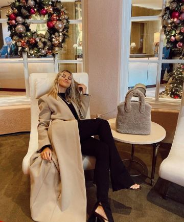 French Connection Hanno Faux Fur Bag usado por Sofia Richie Instagram 10 de diciembre de 2019