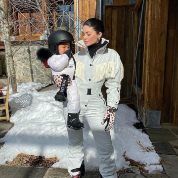 Traje de esquí usado por Kylie Jenner en su cuenta de Instagram @kyliejenner