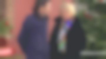 El abrigo negro, corto y recto de Sophie Davant en Affaire conclue