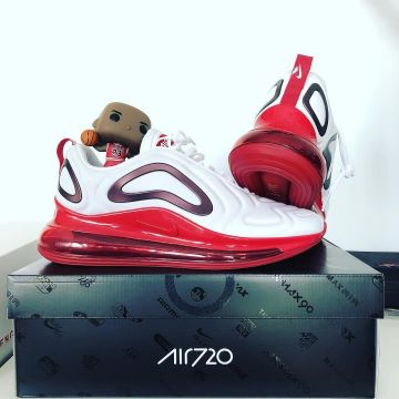 Sneakers Nike Wmns Air Max 720 IS on the account Instagram of @yanncj23