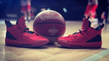 The pair of Nike Jordan XXXIII University Red on the account Instagram of @yanncj23