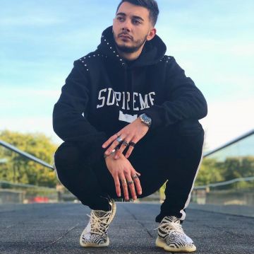 La paire de Adidas Yeezy 350v2 "zebra" portée par SO Style sur son compte Instagram @sostyle_off