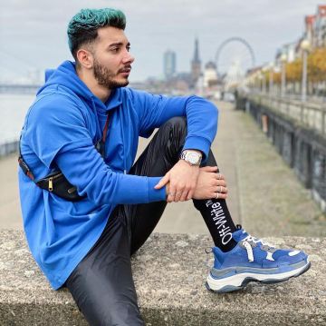 Balenciaga triple s blue porté par sostyle   sur le compte Instagram de @sostyle_off 