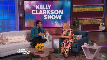 Maxi vestido con estampado multicolor de Asos usado por Kelly Clarkson en The Kelly Clarkson Show diciembre, 2019