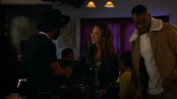 En Cuir noir Balfern Perfecto porté par Emilie Lopez (Jessica Camacho) dans Toute la Remontée de la Saison 1 Épisode 10