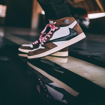 Air Jordan 1 x Travis Scoot usado por enmodesneakers en la cuenta de Instagram de @enmodesneakers 