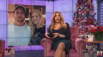 Alice + oiivia Navy Traje de manga larga usado por Wendy Williams en The Wendy Williams Show 11 de diciembre de 2019