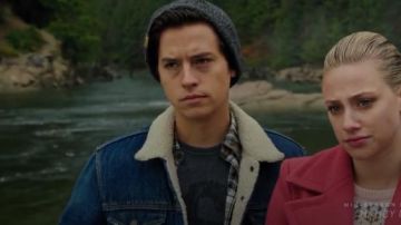 La lumière Bleue Sherpa Trucker Jacket porté par Jughead Jones (Cole Sprouse) à Riverdale Saison 4 Épisode 9