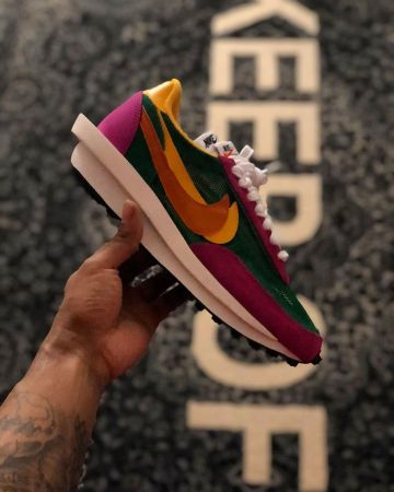 The pair of Nike LD Waffle cardigan Pine Green on the account Instagram of @ynn3k