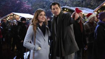 Le manteau gris de Nell Phillips (Ashley Newbrough) dans Un Noël à Springdale