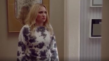 BP. X Claudia Sulewski Tie Dye Sweatshirt usada por Roxy Doyle (Emily Osment) en Almost Family Temporada 1 Episodio 8