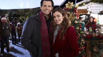 Le manteau rouge de Nell Phillips (Ashley Newbrough) dans Un Noël à Springdale