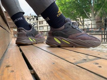 Zapatillas Adidas Yeezy 700 Mauve en la cuenta de Instagram de @alldayugo