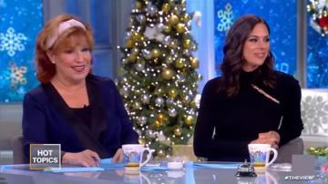 L'agence de la Marine en Satin Noir, un Chemisier porté par Joy Behar sur La Vue 11 décembre 2019