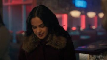 Kate spade new york faux fur collar wool blend flounce coat in Midnight Wine usado por Veronica Lodge (Camila Mendes) en Riverdale Temporada 4 Episodio 9