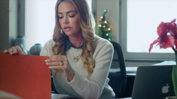 Suéter blanco de Heather (Denise Richards) en A Rock'n'Roll Christmas