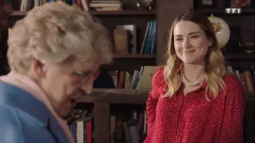 La blusa roja de Claire (Alexandra Breckenridge) en El libro de Navidad