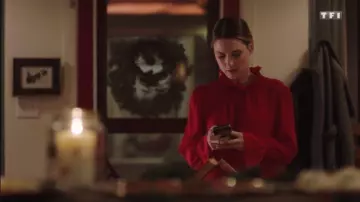 La blusa roja con volantes de Claire (Alexandra Breckenridge) en El libro de Navidad