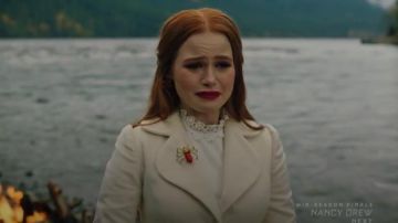 Camiseta de encaje blanco de Anie Lace usada por Cheryl Blossom (Madelaine Petsch) en Riverdale Temporada 4 Episodio 9