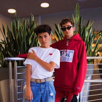 Tee shirt comme des garçon porté par enzo tais toi  sur le compte Instagram de @lythancottaz 