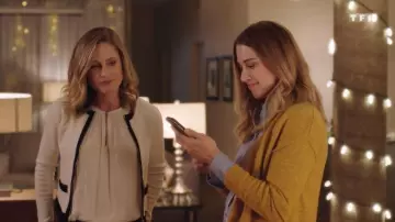 El chaleco amarillo de Claire (Alexandra Breckenridge) en El libro de Navidad