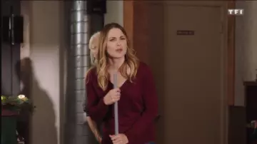 Suéter de burdel de Claire (Alexandra Breckenridge) en El libro de Navidad