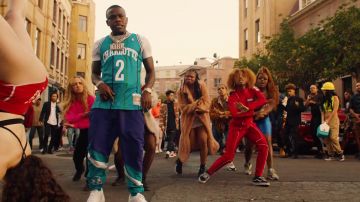 El par de Vans negras usadas por un bailarín en el bop de DaBaby en Broadway (Hip Hop Musical) video musical