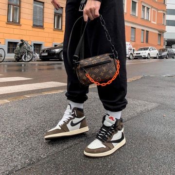 Small Louis Vuitton bag Brown/Orange on the account Instagram of @thesolehousefr