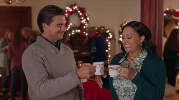 Le cardigan vert de Susan Taylor (Jackée Harry) dans Un Noël en Alaska