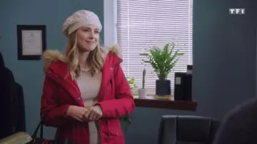 La parka rouge de Claire (Alexandra Breckenridge) dans Le livre de Noël