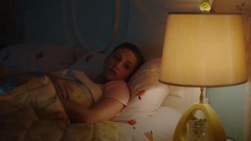White Allover Peaches Sheet Set utilizado por Betty Cooper (Lili Reinhart) en Riverdale Temporada 4 Episodio 9