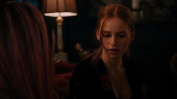 Velours kimono Noir/Motifs. porté par Cheryl Fleur (Madelaine Petsch) à Riverdale Saison 4 Épisode 9