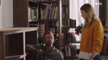 Le pull jaune torsadé de Claire (Alexandra Breckenridge) dans Le livre de Noël