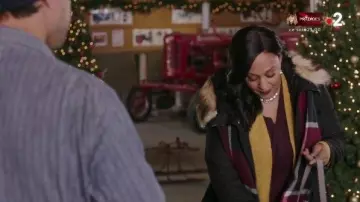 L'écharpe jaune de Susan Taylor (Jackée Harry) dans Un Noël en Alaska