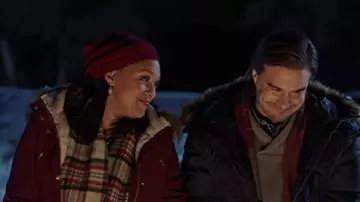 Le bonnet rouge de Susan Taylor (Jackée Harry) dans Un Noël en Alaska