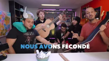 The silver chain of Carlito in the YouTube video THAT IS THE BEST DARON YOUTUBE ? (feat. Norman, Jiraya & Amixem)